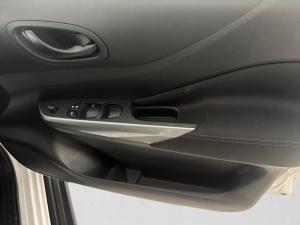 Nissan Navara 2.5DDTi double cab SE Plus auto - Image 12