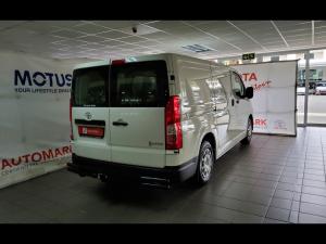 Toyota Quantum 2.8 LWB panel van manual - Image 2