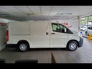 Toyota Quantum 2.8 LWB panel van manual - Image 3