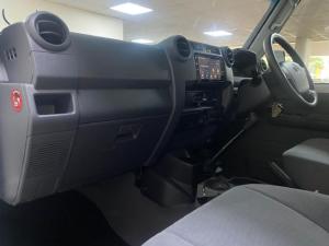 Toyota Land Cruiser 76 4.5D-4D V8 station wagon LX - Image 10