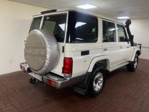 Toyota Land Cruiser 76 4.5D-4D V8 station wagon LX - Image 3