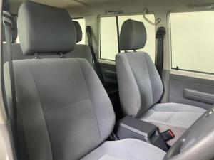 Toyota Land Cruiser 76 4.5D-4D V8 station wagon LX - Image 8
