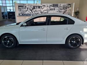 Volkswagen Jetta 1.6 Conceptline - Image 6