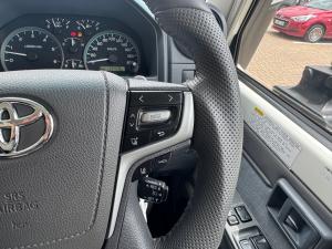 Toyota Land Cruiser 79 4.5D-4D V8 single cab LX 70th Anniversary - Image 10