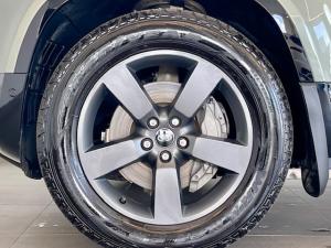 Land Rover Defender 110 D300 X-Dynamic HSE - Image 12
