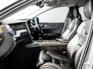 Volvo XC60 B5 AWD Essential - Image 9