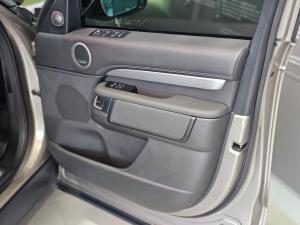 Land Rover Discovery D300 R-Dynamic HSE - Image 19