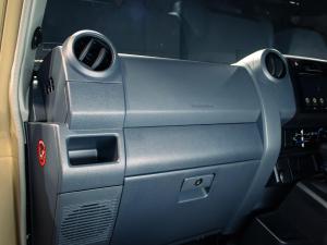 Toyota Land Cruiser 79 2.8GD-6 single cab auto - Image 17