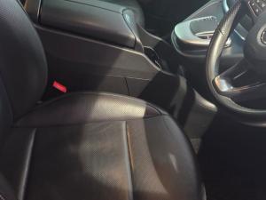 Mercedes-Benz V-Class V300d Avantgarde AMG Line - Image 5