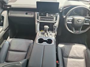 Toyota Land Cruiser 300 3.3D GR-Sport - Image 6