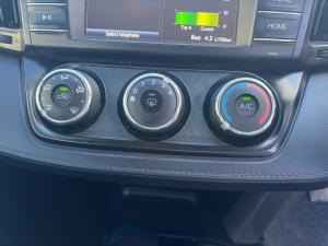 Toyota RAV4 2.0 GX auto - Image 11