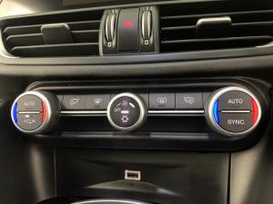 Alfa Romeo Giulia 2.0T Super - Image 17