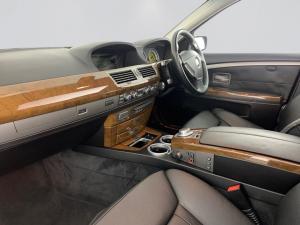 BMW 750i - Image 13