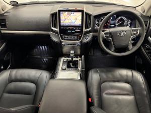 Toyota Land Cruiser 200 4.5D-4D V8 VX-R - Image 6