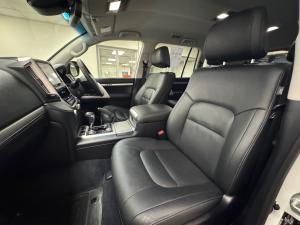 Toyota Land Cruiser 200 4.5D-4D V8 VX-R - Image 7