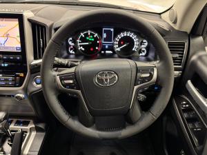 Toyota Land Cruiser 200 4.5D-4D V8 VX-R - Image 8
