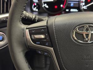 Toyota Land Cruiser 200 4.5D-4D V8 VX-R - Image 9