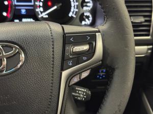Toyota Land Cruiser 200 4.5D-4D V8 VX-R - Image 10