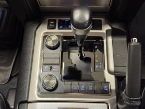 Toyota Land Cruiser 200 4.5D-4D V8 VX-R - Image 11