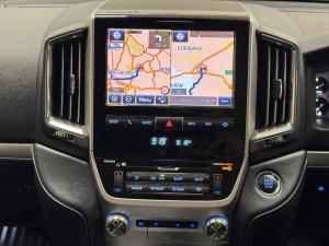 Toyota Land Cruiser 200 4.5D-4D V8 VX-R - Image 13