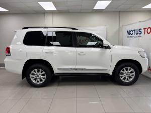 Toyota Land Cruiser 200 4.5D-4D V8 VX-R - Image 3