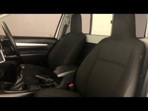 Toyota Hilux 2.4GD-6 single cab Raider manual - Image 11