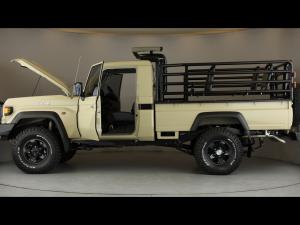 Toyota Land Cruiser 79 4.2D single cab - Image 26