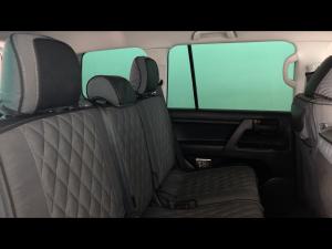 Toyota Land Cruiser 200 4.5D-4D V8 GX-R - Image 12