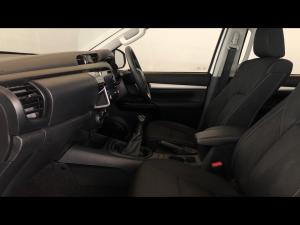 Toyota Hilux 2.4GD-6 double cab 4x4 Raider manual - Image 7