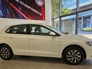 Volkswagen Polo hatch 1.0TSI Life auto - Image 13