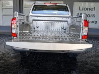 Nissan Navara 2.5DDTi double cab SE Plus auto