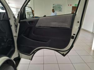 Toyota Quantum Hiace 2.5 D-4D 14 Seat - Image 13