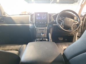Toyota Land Cruiser 200 4.5D-4D V8 VX-R - Image 6