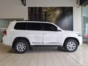 Toyota Land Cruiser 200 4.5D-4D V8 VX-R - Image 3