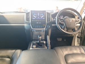 Toyota Land Cruiser 200 4.5D-4D V8 VX-R - Image 6
