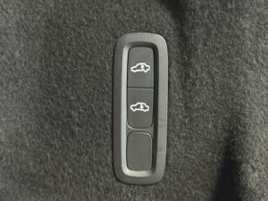 Volvo XC60 B5 AWD Plus Dark - Image 17