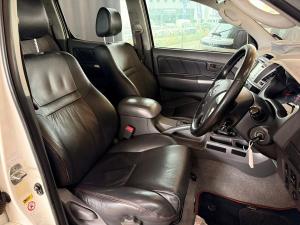 Toyota Hilux 4.0 V6 double cab 4x4 Raider Dakar edition - Image 11