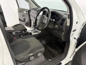 Nissan Navara 2.5dCi double cab 4x4 Safari auto - Image 10
