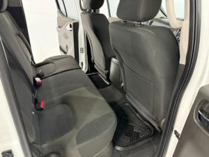 Nissan Navara 2.5dCi double cab 4x4 Safari auto - Image 3
