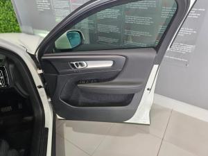 Volvo XC40 D4 AWD Momentum - Image 9