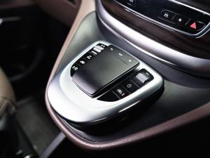 Mercedes-Benz V-Class V300d Avantgarde - Image 13
