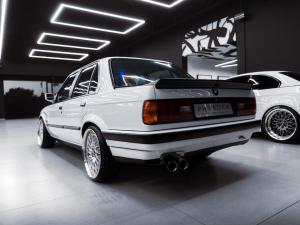BMW 325i 4d Exec - Image 2