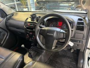 Isuzu D-Max Gen 6 250 single cab Fleetside safety - Image 12