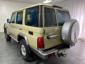 Toyota Land Cruiser 76 4.5D-4D V8 station wagon LX - Image 6