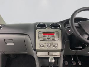 Ford Focus 1.8 Ambiente - Image 12