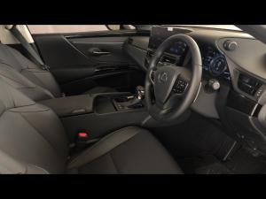 Lexus ES 300h EX - Image 10