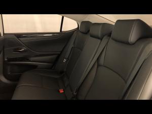 Lexus ES 300h EX - Image 11