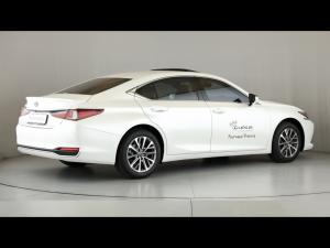 Lexus ES 300h EX - Image 2