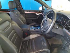 Volkswagen Touareg V6 TDI Executive R-Line - Image 9