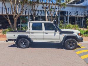 Toyota Land Cruiser 79 4.5D-4D V8 double cab LX - Image 3
